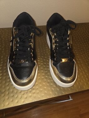 Guess Platform  Black and Gold Low-Top Sneakers (Size 8)